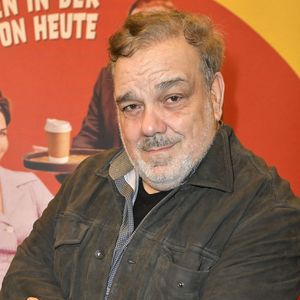 En plus de cette résidence parisienne, Didier Bourdon possède aussi une "petite maison dans le Soissonnais (Hauts-de-France) depuis trente-cinq ans", comme il le confiait au Journal du Dimanche en décembre 2025. 

Didier Bourdon - Première du film "C'était mieux demain" à Berlin le 19 janvier 2026.