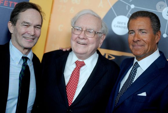 Le producteur Peter Kunhardt, Warren Buffett et le PDG de HBO Richard Plepler assistent à la première mondiale de Becoming Warren Buffet (HBO Documentary Films) au Museum of Modern Art à New York City, NY, USA, le 19 janvier 2017. Photo by Dennis Van Tine/ABACAPRESS.COM