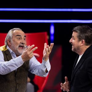 Exclusif - Antoine Duléry et Bruno Guillon lors de l'enregistrement de l'émission "Qui Ment?" présentée par B.Guillon et diffusée le 20 août 2026 sur France 2, à Saint-Denis, Seine Daint-Denis, France, le 24 novembre 2025. © Jeremy Melloul/Bestimage
