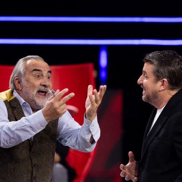 Exclusif - Antoine Duléry et Bruno Guillon lors de l'enregistrement de l'émission "Qui Ment?" présentée par B.Guillon et diffusée le 20 août 2026 sur France 2, à Saint-Denis, Seine Daint-Denis, France, le 24 novembre 2025. © Jeremy Melloul/Bestimage