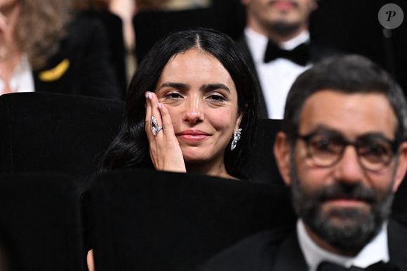 La réalisatrice et scénariste française Hafsia Herzi réagit après que l'actrice française Nadia Melliti a reçu le Prix d'interprétation féminine pour son rôle dans le film "La Petite dernière" lors de la cérémonie de clôture de la 78e édition du Festival de Cannes à Cannes, France, le 24 mai 2025. Photo de David Niviere/ABACAPRESS.COM