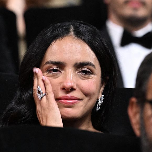 La réalisatrice et scénariste française Hafsia Herzi réagit après que l'actrice française Nadia Melliti a reçu le Prix d'interprétation féminine pour son rôle dans le film "La Petite dernière" lors de la cérémonie de clôture de la 78e édition du Festival de Cannes à Cannes, France, le 24 mai 2025. Photo de David Niviere/ABACAPRESS.COM