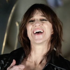 L’actrice fait un passage remarqué dans la rue Jane Street, en clin d’œil à sa mère.

Charlotte Gainsbourg - Photocall du défilé Saint Laurent "Collection Femme Prêt-à-Porter Automne/Hiver 2026-2027" lors de la Fashion Week de Paris, le 3 mars 2026

© Cyril Moreau / Bestimage