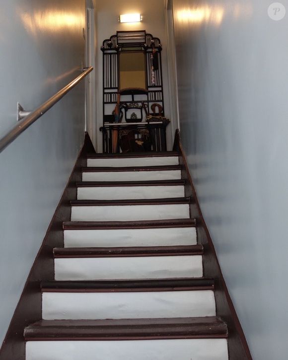 Toutes les pièces, sauf la bibliothèque, donnent sur le patio, et la décoration mêle inspirations de vacances et touches africaines.


La maison de l'actrice Nathalie Auffret dans le XVIIIe arrondissement @maison1850paris18