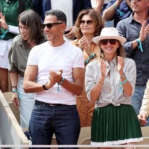 Sarah Poniatowski (Lavoine) avec son compagnon Roschdy Zem et son fils Roman dans les tribunes lors des Internationaux de France de Tennis de Roland Garros 2025. Paris, le 1er Juin 2025. © Dominique Jacovides/Bestimage