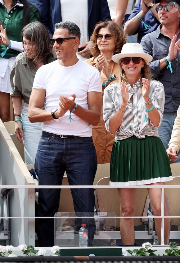 Sarah Poniatowski (Lavoine) avec son compagnon Roschdy Zem et son fils Roman dans les tribunes lors des Internationaux de France de Tennis de Roland Garros 2025. Paris, le 1er Juin 2025. © Dominique Jacovides/Bestimage