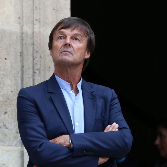 C'est en effet à Saint-Lunaire, une commune de 2.600 située au bord de la mer, que Nicolas Hulot vivrait, reclus, indiquait "Paris Match", dans un article publié le 4 février 2024 : il a choisi de vivre retirée, dans une magnifique maison.

Passation de pouvoir entre le ministre de la Transition Ecologique et Solidaire, Nicolas Hulot et son successeur François de Rugy, au ministère de l'Ecologie, hôtel de Roquelaure, à Paris, le 4 septembre 2018. © Stéphane Lemouton / Bestimage