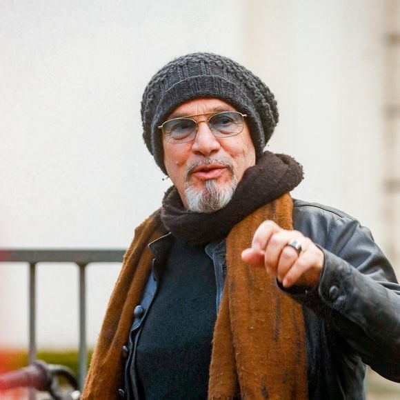Florent Pagny arrive pour l'enregistrement de l'émission "Vivement Dimanche", présentée par M.Drucker et diffusée sur France 3 le 26 novembre, au Studio Gabriel à Paris, France, le 14 novembre 2023. © Christophe Clovis/Bestimage