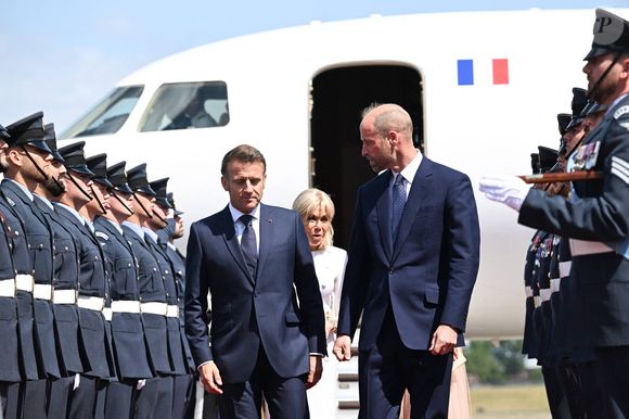 Le prince William, prince de Galles, et Catherine (Kate) Middleton, princesse de Galles, accueillent le couple présidentiel français le président Emmanuel Macron et sa femme la Première Dame Brigitte Macron à l'aéroport Station RAF de Northolt, à Ruislip, Royaume Uni, le 8 juillet 2025. À l'invitation de Leurs Majestés le roi et la reined'Angleterre, le président français et Madame la Première effectueront une visite d'État au Royaume-Uni du 8 au 10 juillet 2025. © Jeanne Accorsini/Pool/Bestimage