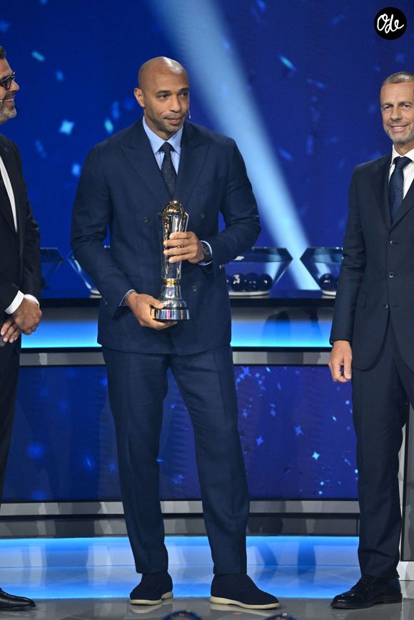 Thierry Henry et Aleksander Ceferin (président UEFA) lors du tirage au sort de la phase de ligue de l’édition 2026-2027 de la Ligue des champions au Grimaldi Forum de Monaco, le 27 août 2026. © Bruno Bebert/Bestimage