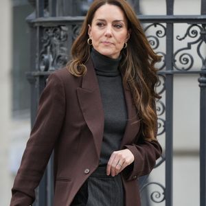 Ce mardi, Kate Middleton est arrivée à la National Portrait Gallery, dans le centre de Londres, main dans la main avec Grace, une jeune élève de l'école primaire All Souls' CE de Marylebone. 

Catherine (Kate) Middleton, princesse de Galles, lance un nouveau projet de la "Royal Foundation Centre for Early Childhood" visant à soutenir les jeunes enfants dans le développement de compétences sociales à Londres, Royaume Uni. © Julien Burton/Bestimage