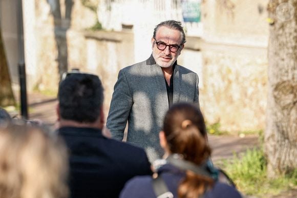 Jean Dujardin - Arrivées aux obsèques de Bruno Salomone en l'église Sainte-Anne de Polangis de Joinville-le-Pont (Val-de-Marne) le 23 mars 2026. © Cyril Moreau - Dominique Jacovides / Bestimage