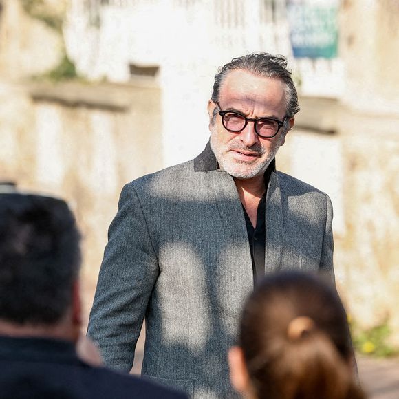 Jean Dujardin - Arrivées aux obsèques de Bruno Salomone en l'église Sainte-Anne de Polangis de Joinville-le-Pont (Val-de-Marne) le 23 mars 2026. © Cyril Moreau - Dominique Jacovides / Bestimage