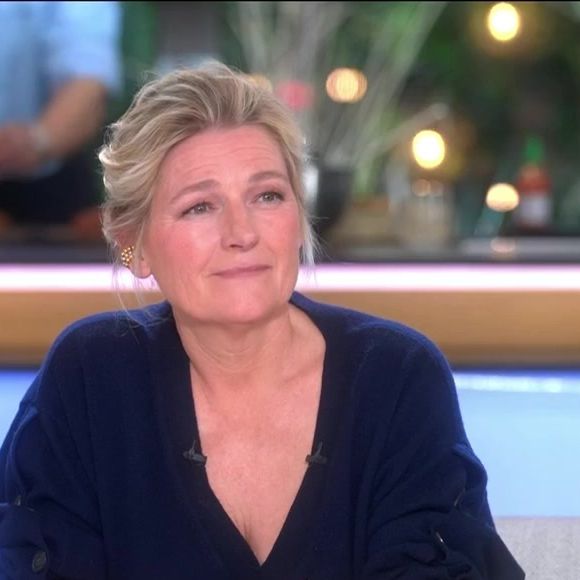 Jean Dujardin surpris par Jeanne Cherhal dans "C à vous", diffusé sur France 5 ce 11 mars 2026

Copyright : Capture d'écran France 5 / C à vous