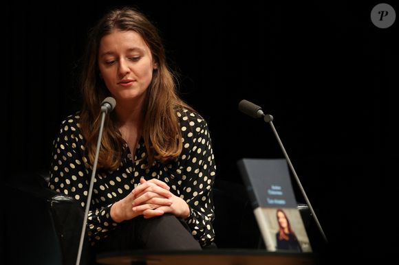 Il faut dire qu'elle a toujours baigné dans le monde des médias. 

Exclusif - La journaliste et écrivaine Ambre Chalumeau lors d'un échange avec son public lors de la sortie de son livre "Les Vivants" - Stock, à la Station Ausone - Librairie Mollat à Bordeaux, France, le 25 mars 2025. © Jean-Marc Lhomer/Bestimage