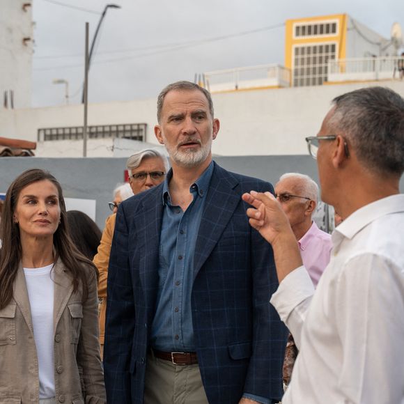 Le roi Felipe VI d'Espagne et la reine Letizia rencontrent des personnes affectées par le volcan Tajogaite pour s'informer sur les travaux de reconstruction de l'île le 6 juin 2025. Europa Press / Bestimage
