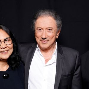 "Il y a Stéfanie, qui a grandi avec elle. Et puis, il y a ma petite Yleng, qui est venue en 1979."

Exclusif - Michel Drucker et Yleng Kem (sa fille adoptive), Claude Boucher - Backstage de l'enregistrement de l'émission "La Chanson secrète 8" à la Seine musicale à Paris, diffusée le 4 septembre sur TF1
© Gaffiot-Moreau / Bestimage