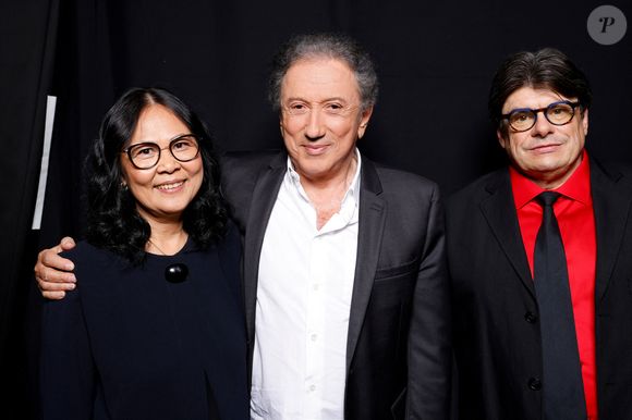 "Il y a Stéfanie, qui a grandi avec elle. Et puis, il y a ma petite Yleng, qui est venue en 1979."

Exclusif - Michel Drucker et Yleng Kem (sa fille adoptive), Claude Boucher - Backstage de l'enregistrement de l'émission "La Chanson secrète 8" à la Seine musicale à Paris, diffusée le 4 septembre sur TF1
© Gaffiot-Moreau / Bestimage
