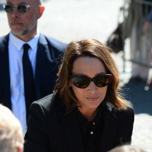 Comment l'actrice trouve-t-elle la force de continuer ? 

Laura Smet - Sorties des obsèques de Nathalie Baye en l'église Saint-Sulpice à Paris le 24 avril 2026. © Clement Prioli / Bestimage