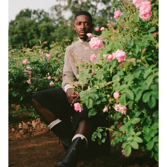 Cette marque prestigieuse, fondée en 1975, se distingue par ses essences sur-mesure conservées dans des flacons en cristal et vendues dans ses propres boutiques exclusives.

Ousmane Dembélé pour Henry Jacques Parfums