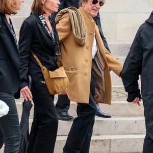 Jacques Dutronc et sa compagne Sylvie Duval - Sortie des obsèques de l'auteure-compositrice-interprète et actrice française Françoise Hardy au crématorium du cimetière du Père-Lachaise à Paris, France, le 20 juin 2024. © Jacovides-Moreau/Bestimage