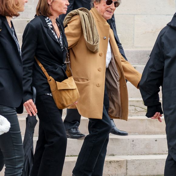 Jacques Dutronc et sa compagne Sylvie Duval - Sortie des obsèques de l'auteure-compositrice-interprète et actrice française Françoise Hardy au crématorium du cimetière du Père-Lachaise à Paris, France, le 20 juin 2024. © Jacovides-Moreau/Bestimage