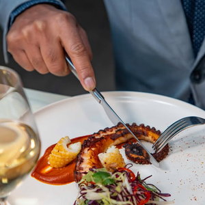 Le décor, signé Christian Liaigre, mise sur des matériaux nobles comme le marbre, le bois et le cuir. 

Photos du restaurant Market à Paris Instagram : @market_paris