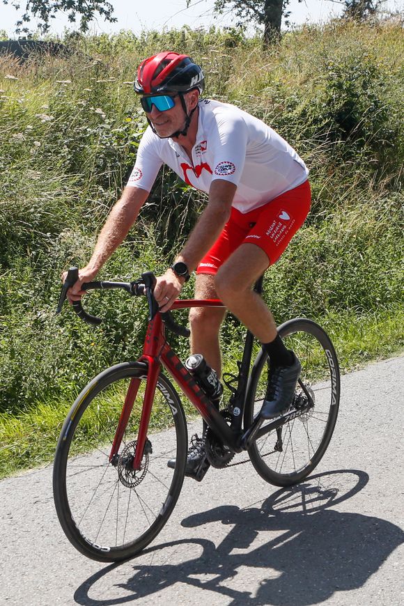 "La route des Crêtes depuis le Canadel ce matin avec mon fils, Dimitri, écrit le présentateur de 58 ans. Ça faisait longtemps qu'on n'avait pas roulé ensemble." 

Exclusif - Denis Brogniart - 20e édition de "L'étape du cœur" de l'association "Mécénat Chirurgie Cardiaque" (MCC) lors du tour de France 2023 à Bordeaux, France, le 7 juillet 2023. © Christophe Clovis / Bestimage