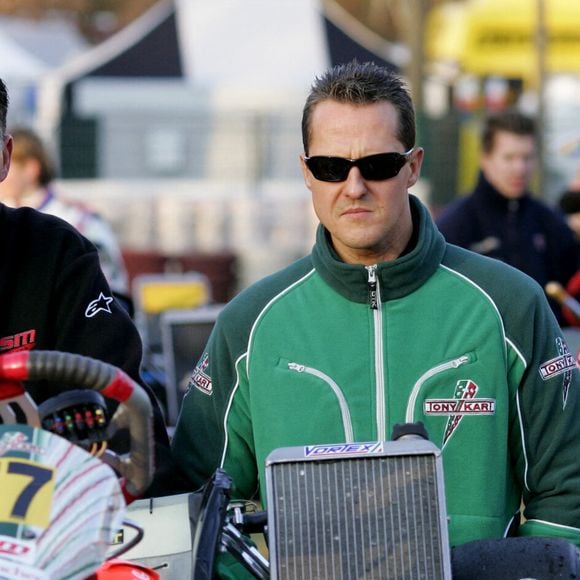 Michael Schumacher (C) et son ami Peter Kaiser (G) en marge de la course de voiturettes Winter Cup organisée par le Kart-Club à Kerpen, en Allemagne, le 13 décembre 2009. Photo by Felix Heyder/DPA/Cameleon/ABACAPRESS.COM