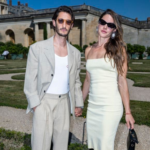 Ils ont assisté au défilé Jacquemus Printemps/Été 2026 dans le cadre de la Fashion Week 

Pierre Niney et Natasha Andrews au photocall du défilé Jacquemus de la mode homme Printemps/Été 2026 dans le cadre de la Fashion Week de Paris dans les jardins de l’Orangerie à Versailles, France, le 29, 2025. © Olivier Borde/Bestimage