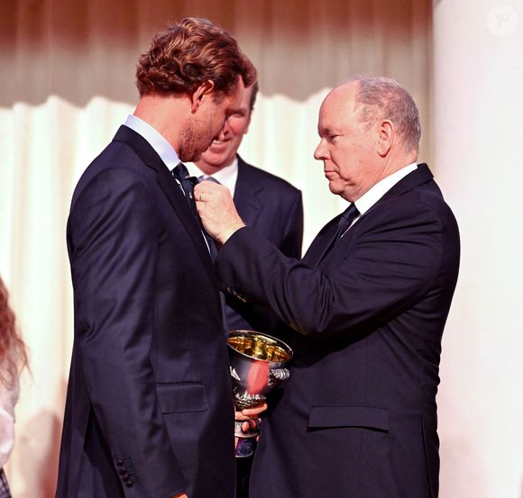 Pierre Casiraghi decoré du Chevron d'Argent par le prince Albert II de Monaco durant la cérémonie d'intronisation des nouveaux membres du Yacht Club de Monaco ainsi que la remise des YCM Awards-Trophée Credit Suisse 2025, présidé par le prince Albert II de Monaco, le 16 décembre 2025, au Yacht Club de Monaco. Le titre de "régatier du Y.C.M. de l'année 2025" a été remporté par Pierre Casiraghi. Ce sont les membres du Club qui ont voté et choisi entre plusieurs régatiers. © Bruno Bebert / Bestimage