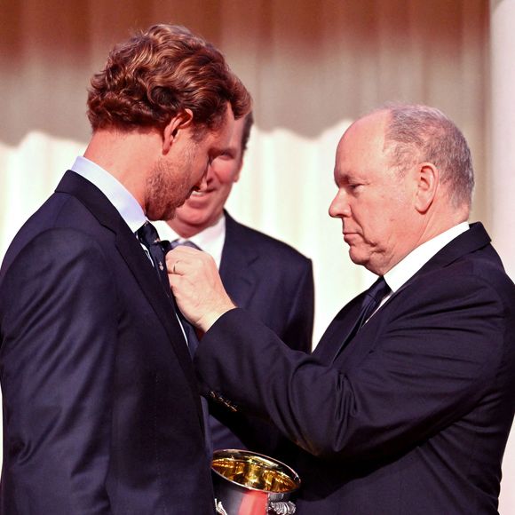 Pierre Casiraghi decoré du Chevron d'Argent par le prince Albert II de Monaco durant la cérémonie d'intronisation des nouveaux membres du Yacht Club de Monaco ainsi que la remise des YCM Awards-Trophée Credit Suisse 2025, présidé par le prince Albert II de Monaco, le 16 décembre 2025, au Yacht Club de Monaco. Le titre de "régatier du Y.C.M. de l'année 2025" a été remporté par Pierre Casiraghi. Ce sont les membres du Club qui ont voté et choisi entre plusieurs régatiers. © Bruno Bebert / Bestimage