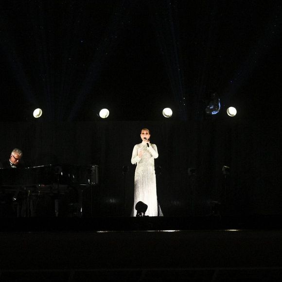 Le 26 juillet, à Paris, lors de la cérémonie d'ouverture des Jeux Olympiques 2024 : Céline Dion sur la Tour Eiffel © Photo News / Panoramic / Bestimage