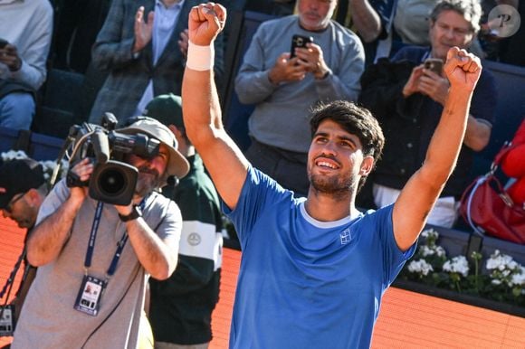 Même sans gagner un seul match dans le tableau final, l'aventure parisienne devient donc rentable. Un joueur éliminé d'entrée repartira déjà avec 87 000 euros. Rien que ça !

Carlos Alcaraz - Tennis 2026 Barcelona Open Banc Sabadell - Conde Godo, au Real Club de Tenis de Barcelone, Espagne, le 16 avril 2026. 

© Psnewz/Bestimage