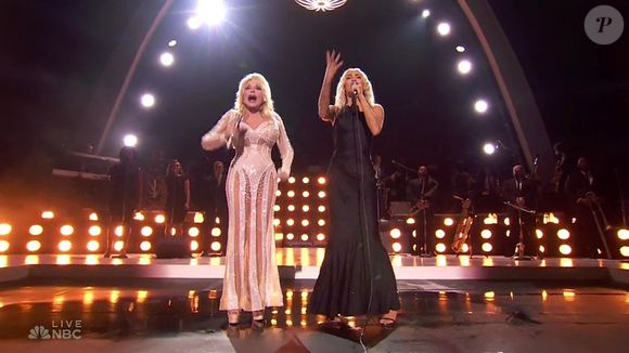 Dolly Parton et Miley Cyrus lors du spectacle du Nouvel An à Los Angeles, Californie, Etats-Unis, le 1er janvier 2023. (Backgrid UK/ Bestimage).