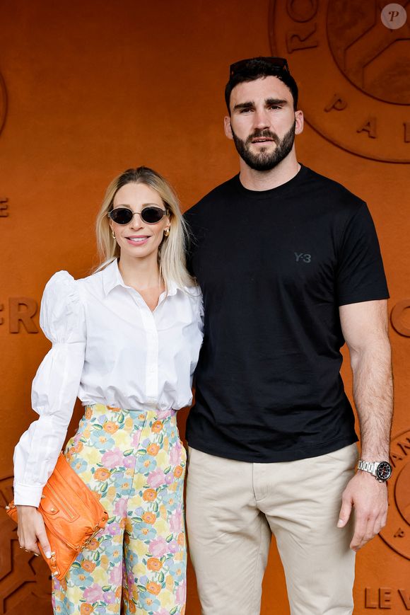Le rugbyman Charles Ollivon et sa compagne Julia Vial au village lors des Internationaux de France de Tennis de Roland Garros 2025, à Paris, France, le 8 juin 2025. © Cyril Moreau/Bestimage