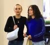 Pour cette soirée, l’actrice de "Nosferatu" avait opté pour un look décontracté mais élégant : un haut noir à manches longues, un jean large et un sac blanc...

EXCLUSIF Beverly Hills, Californie   Lily-Rose Depp et sa petite amie, 070 Shake, ont été aperçues en train de s'embrasser à la sortie d'un dîner romantique au restaurant E Baldi à Beverly Hills.