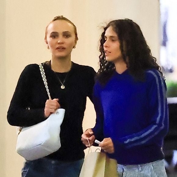 Pour cette soirée, l’actrice de "Nosferatu" avait opté pour un look décontracté mais élégant : un haut noir à manches longues, un jean large et un sac blanc...

EXCLUSIF Beverly Hills, Californie   Lily-Rose Depp et sa petite amie, 070 Shake, ont été aperçues en train de s'embrasser à la sortie d'un dîner romantique au restaurant E Baldi à Beverly Hills.