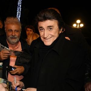 Exclusif - Dick Rivers, le chanteur rocker niçois, est au Hard Rock Café de Nice le 14 décembre 2018. Dick Rivers a offert un des ses ceinturons fait sur mesure et datant de ses débuts. Ce ceinturon viendra s'ajouter à la collection d'objets divers ayant appartenus aux Star du Rock. Il a ensuite rencontré une partie de ses Fans pour une séance de dédicace et prises de selfie, la veille de son concert qu'il donnera au Théâtre Lino Ventura à Nice. 
© Bruno Bebert/Bestimage