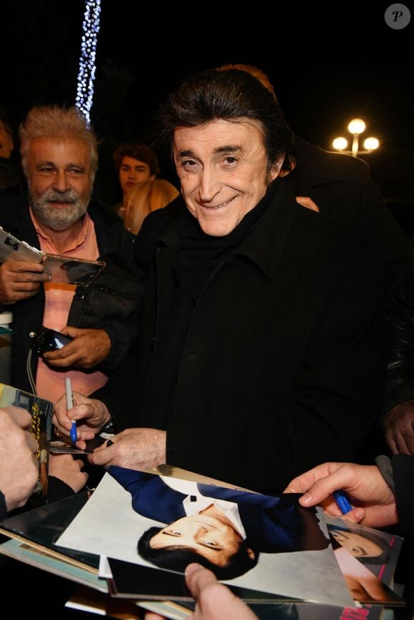 Exclusif - Dick Rivers, le chanteur rocker niçois, est au Hard Rock Café de Nice le 14 décembre 2018. Dick Rivers a offert un des ses ceinturons fait sur mesure et datant de ses débuts. Ce ceinturon viendra s'ajouter à la collection d'objets divers ayant appartenus aux Star du Rock. Il a ensuite rencontré une partie de ses Fans pour une séance de dédicace et prises de selfie, la veille de son concert qu'il donnera au Théâtre Lino Ventura à Nice.
© Bruno Bebert/Bestimage