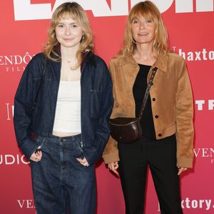 Enfin, Axelle Laffont a illuminé le tapis rouge aux côtés de son compagnon Romain Sichez et de sa fille Mitty Hazanavicius, véritable portrait craché de sa mère.
Mitty Hazanavicius et sa mère Axelle Laffont - Avant-première du film "Pour le plaisir" au Pathé Palace à Paris le 4 ami 2026.
© Coadic Guirec/bestimage