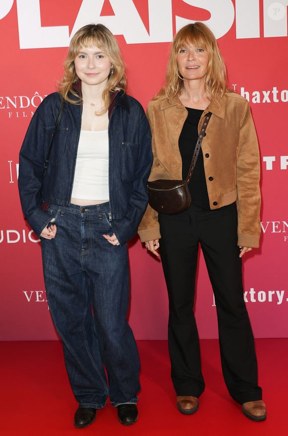 Enfin, Axelle Laffont a illuminé le tapis rouge aux côtés de son compagnon Romain Sichez et de sa fille Mitty Hazanavicius, véritable portrait craché de sa mère.

Mitty Hazanavicius et sa mère Axelle Laffont - Avant-première du film "Pour le plaisir" au Pathé Palace à Paris le 4 ami 2026. 

© Coadic Guirec/bestimage