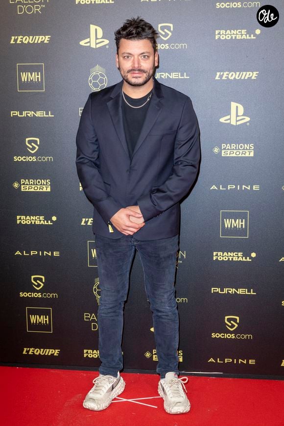 Kev Adams - Photocall de la cérémonie du Ballon d'Or 2021 au Théâtre du Châtelet le 29 novembre 2021. © Cyril Moreau/Bestimage