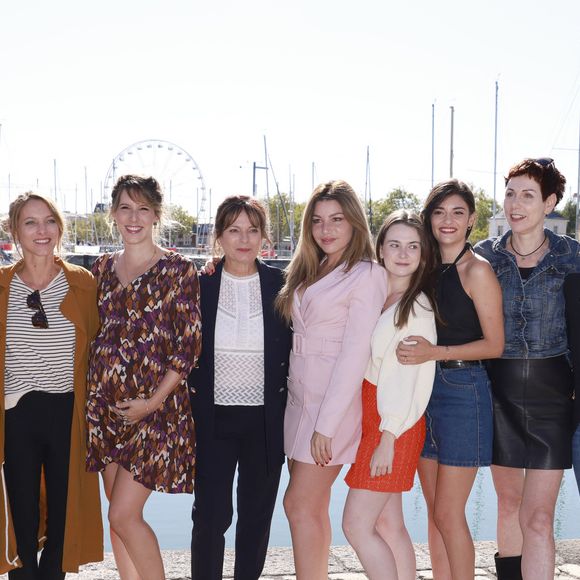 ou encore son avenir au sein de la série.

Sylvie Flepp, Anne Decis, Elodie Varlet, Léa François, Cécilia Hornus, , Lola Marois, Marie Mallia, Eleonore Sarrazin, Marie Réache, , Caroline Riou, Horya Benabet PLUS BELLE LA VIE 
Le festival de fiction TV de La Rochelle samedi 17 septembre 2022. © Christophe Aubert via Bestimage