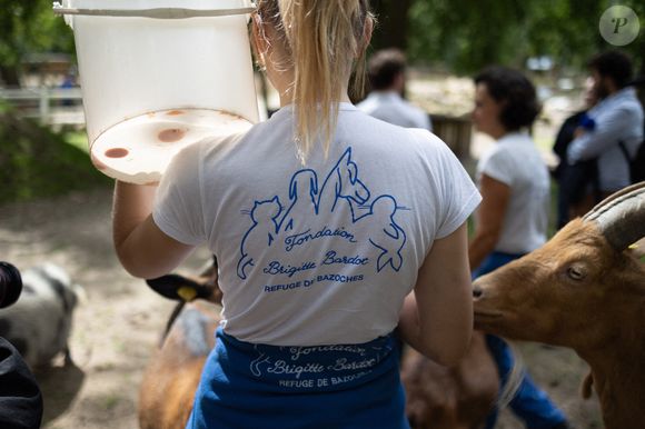 En 2006, elle a fait don de la propriété à sa fondation, qui en a fait un refuge pour animaux.

Photo d'une bénévole portant une chemise de la fondation Brigitte Bardot dans un refuge de la fondation Brigitte Bardot à Bazoches-sur-Guyonne, en région parisienne. Photo par Raphael Lafargue/ABACAPRESS.COM