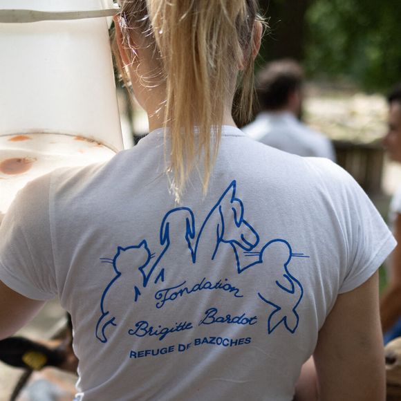 En 2006, elle a fait don de la propriété à sa fondation, qui en a fait un refuge pour animaux.

Photo d'une bénévole portant une chemise de la fondation Brigitte Bardot dans un refuge de la fondation Brigitte Bardot à Bazoches-sur-Guyonne, en région parisienne. Photo par Raphael Lafargue/ABACAPRESS.COM