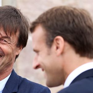 Le ministre de la Transition Ecologique et Solidaire Nicolas Hulot, la maire de Plévenon Claudine Belliard et le président de la République française Emmanuel Macron - Le président de la Républiques’est rendu en cap Fréhel (Côtes-d’Armor), France, le 20 juin 2018, un site d’où seront visibles les 62 éoliennes du parc de la baie de Saint-Brieuc, prévu pour 2023.© Stéphane Lemouton