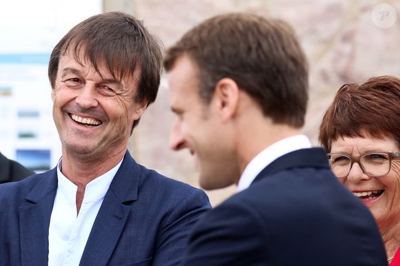 Le ministre de la Transition Ecologique et Solidaire Nicolas Hulot, la maire de Plévenon Claudine Belliard et le président de la République française Emmanuel Macron - Le président de la Républiques’est rendu en cap Fréhel (Côtes-d’Armor), France, le 20 juin 2018, un site d’où seront visibles les 62 éoliennes du parc de la baie de Saint-Brieuc, prévu pour 2023.© Stéphane Lemouton