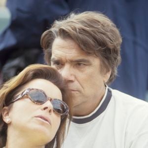 Archives - En France, à Paris, Bernard Tapie et sa femme Dominique dans les tribunes de Roland Garros en juin 1998. ©Michel CROIZARD via Bestimage