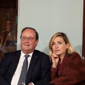 François Hollande et sa femme Julie Gayet assistent au match opposant C. Alcaraz à S. Tsitsipas lors des Internationaux de France de tennis de Roland Garros 2024 à Paris le 4 juin 2024. © Jacovides-Moreau/Bestimage